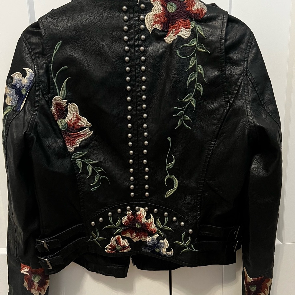 Faux leather Blanknyc crop rose floral jacket - Picture 2 of 3